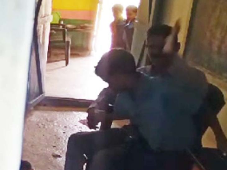 शराब के नशे में धुत टीचर ने छात्र को मारे थप्पड़।