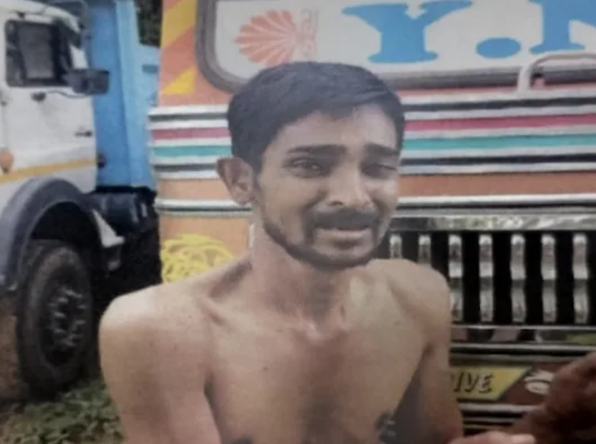 मृतक रेणुकास्वामी की यह नई तस्वीर सामने आई है जो वायरल है। दावा किया जा रहा है कि यह उसकी मौत से पहले की तस्वीर है।