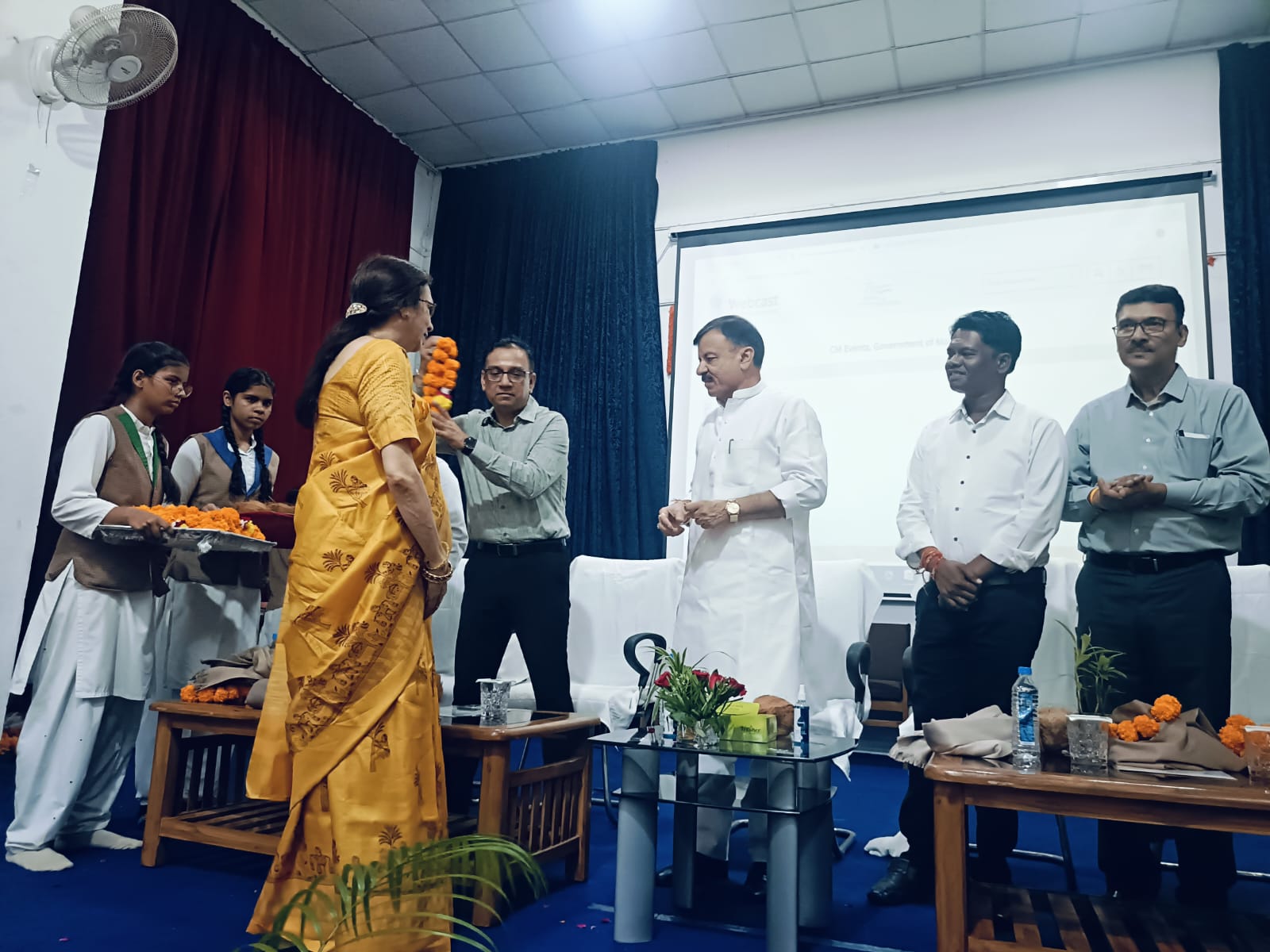 सुभाष एक्सीलेंस में 12 शिक्षकों का सम्मान किया गया।