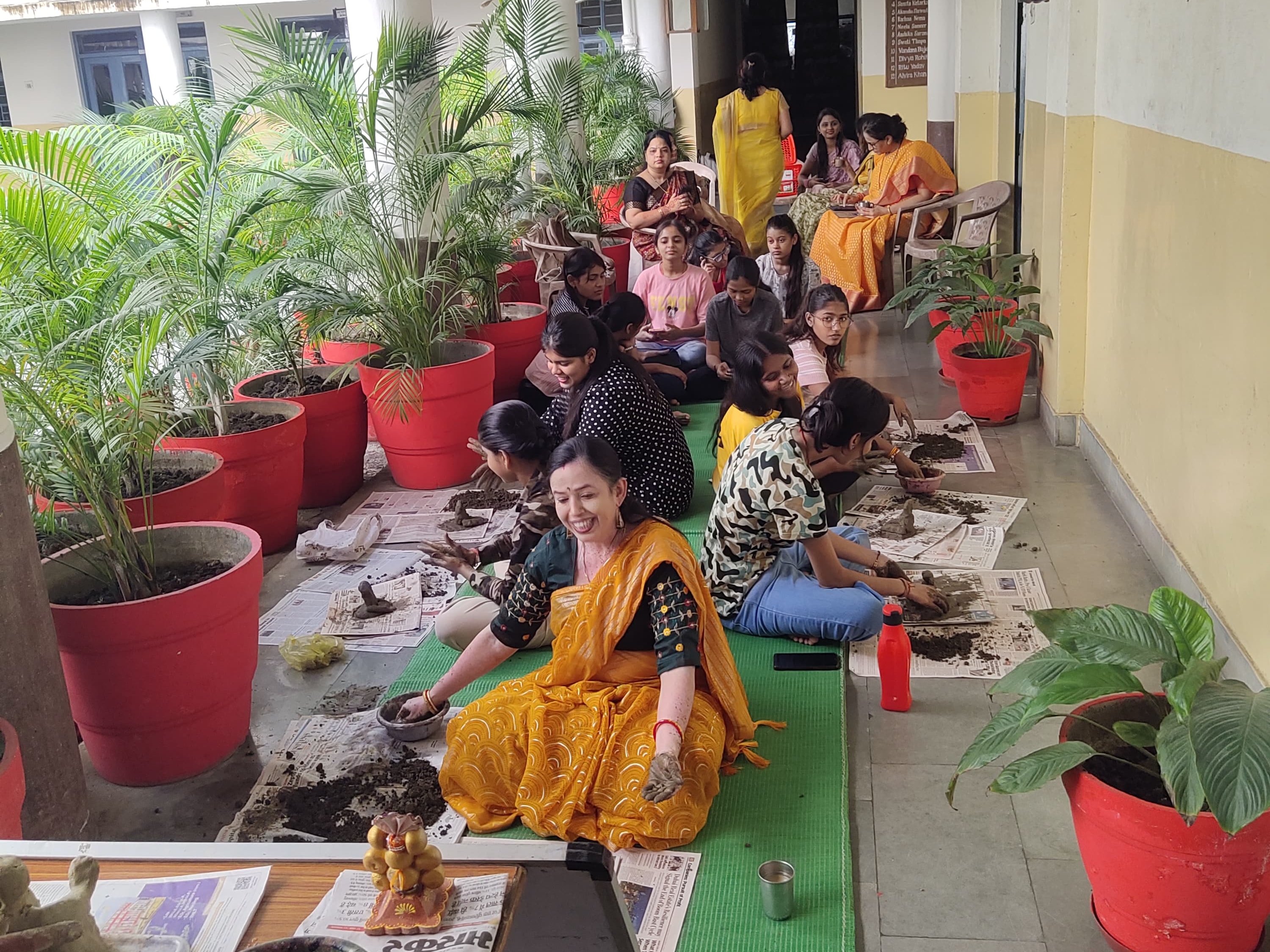 अपने हाथों से भगवान गणेश की प्रतिमा बनाते समय खुश नजर आए प्रतिभागी।