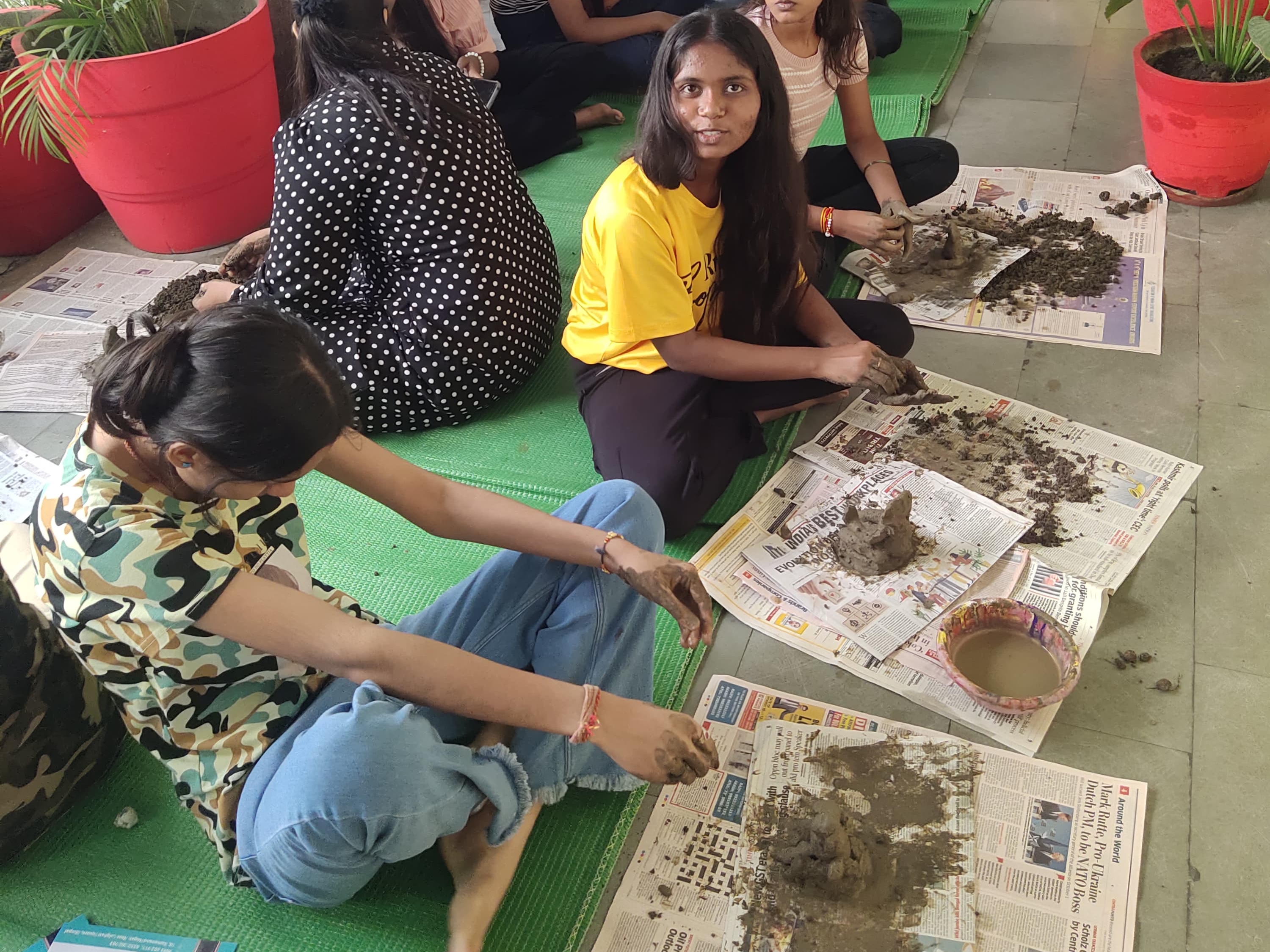 मिट्टी से बनाए ईकोफ्रेंडली गणेश, दिया पर्यावरण संरक्षण का संदेश।