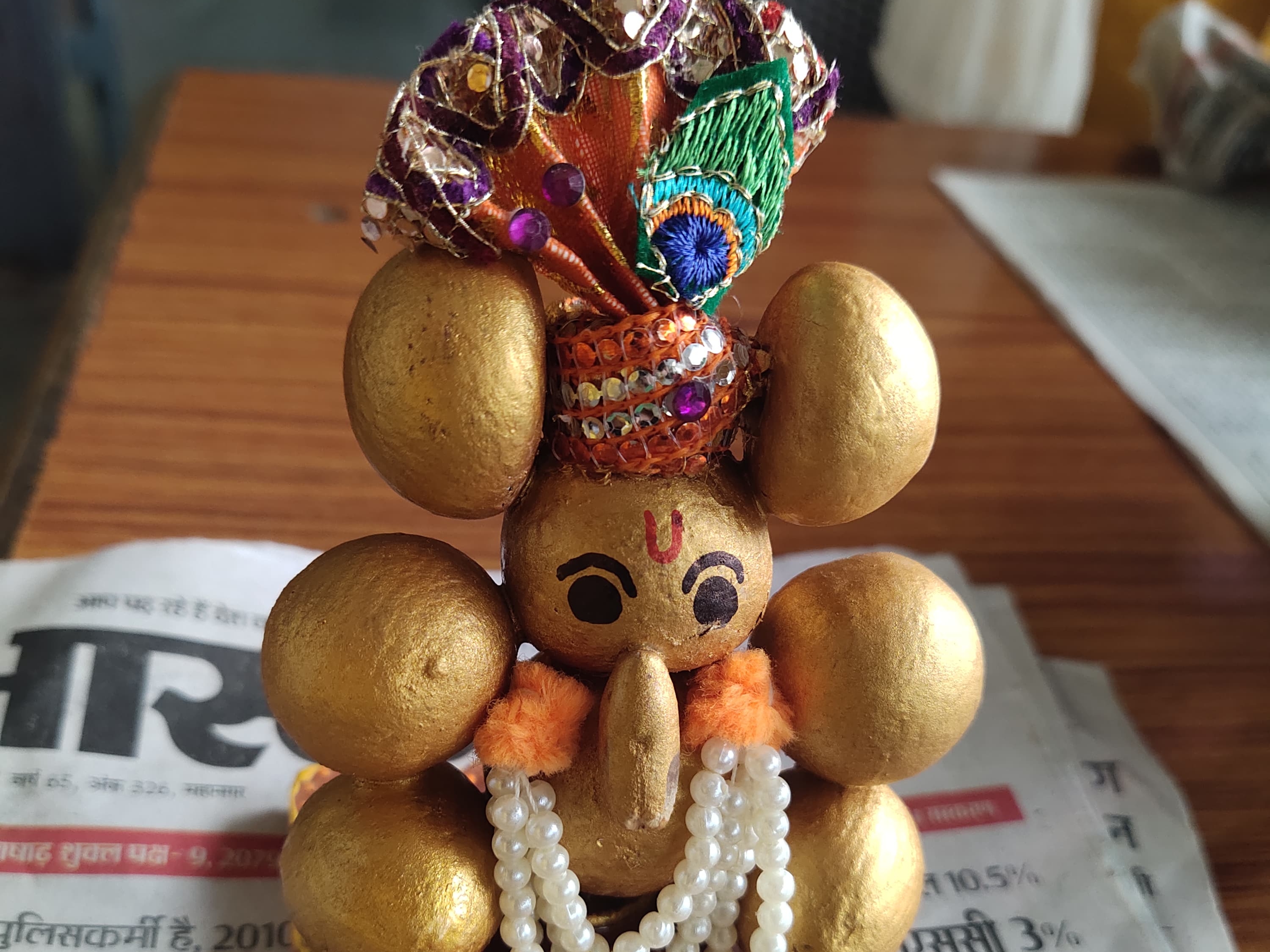 मिट्टी के गणेश बनाकर छात्राओं ने कलर, मोती एवं कुंदन से सजाए।