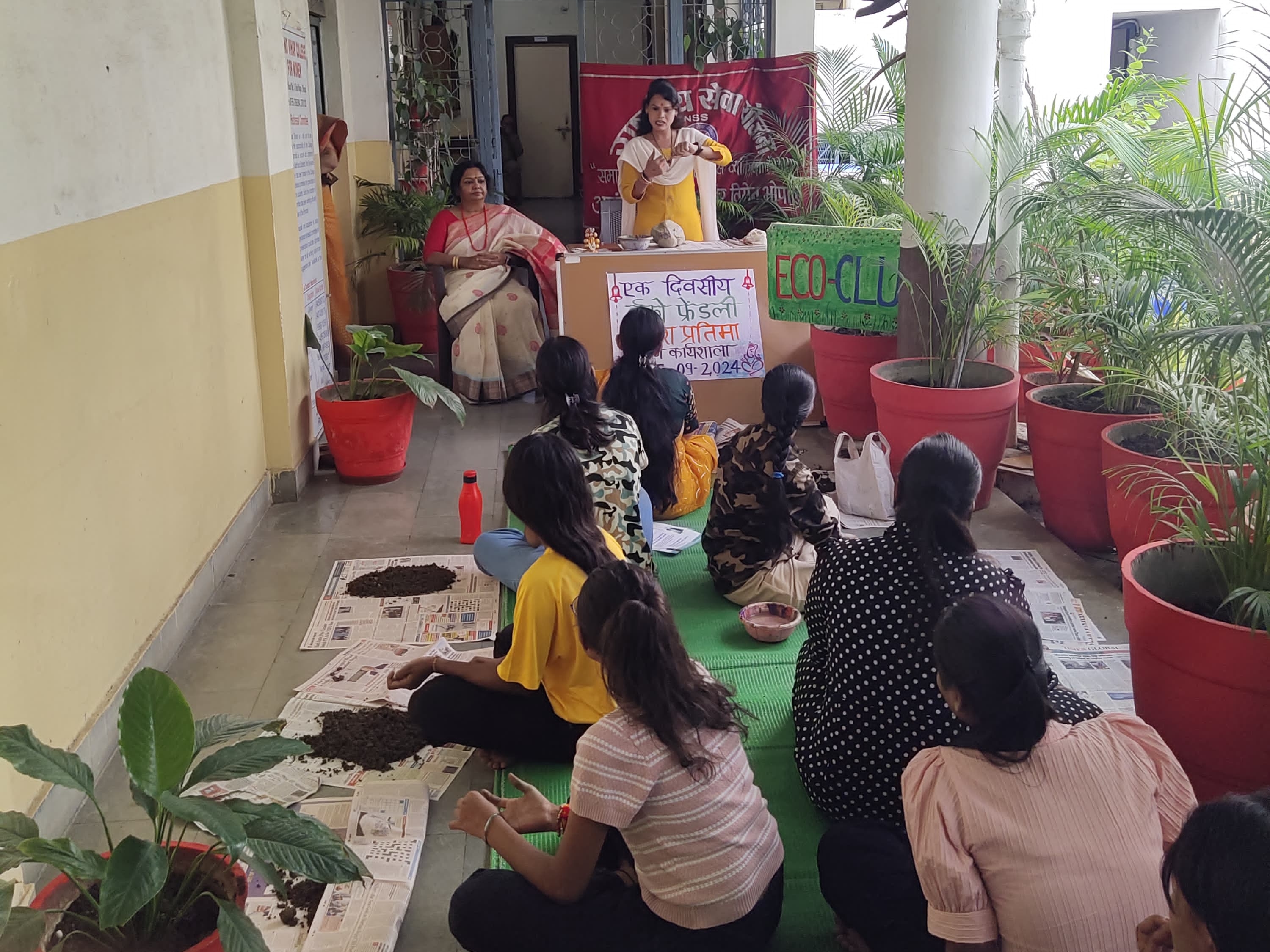 वर्कशॉप में छात्राओं को प्रशिक्षण देती ट्रेनर।