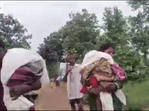 माता-पिता दोनों बच्चों के शव को लेकर घर पहुंचे। - Dainik Bhaskar