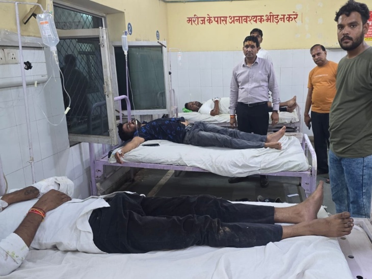 खरेटा गांव के पास एक निजी स्कूल&nbsp;की बस की टक्कर से बाइक सवार 3 युवक घायल हो गए। - Dainik Bhaskar