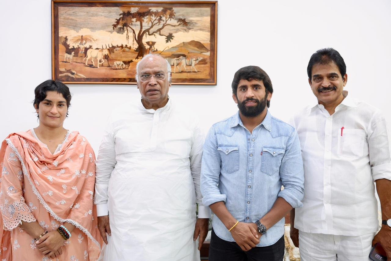 विनेश-बजरंग ने नई दिल्ली में शुक्रवार को कांग्रेस अध्यक्ष मल्लिकार्जुन खड़गे से मुलाकात की।