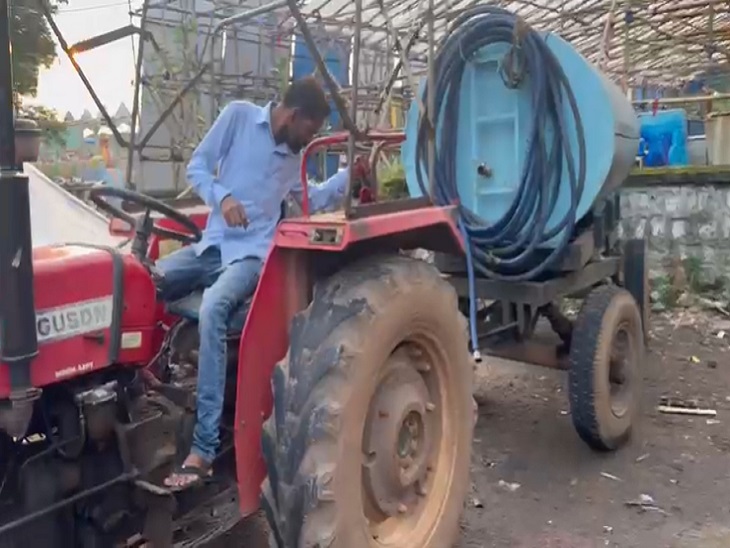 पंडाल के पास पानी लेकर पहुंचा टैंकर