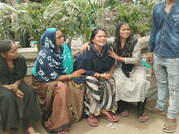 हॉस्पिटल में बेटे की मौत की खबर सुनकर रोती बिलखती मां