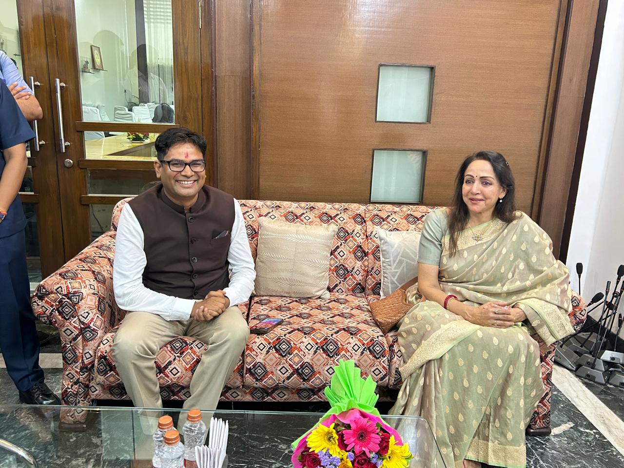 मंत्री ओपी चौधरी ने हेमा मालिनी का रायगढ़ में स्वागत किया।