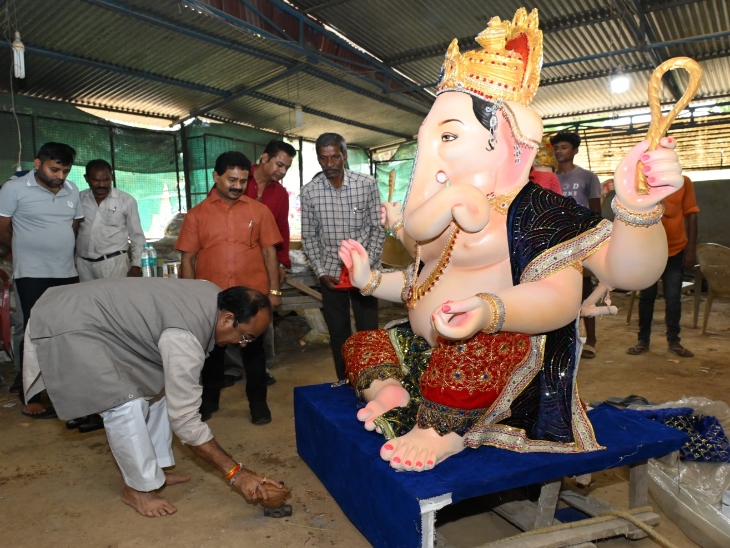 माना में मूर्ति लेने पहुंचे डिप्टी सीएम अरुण साव।