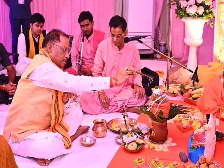 भगवान गणेश की पूजा करते सीएम विष्णुदेव साय।