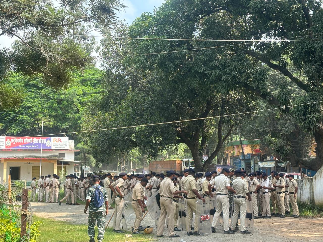 सुरक्षा के मद्देनजर पुलिस बल तैनात कर दिया गया है।