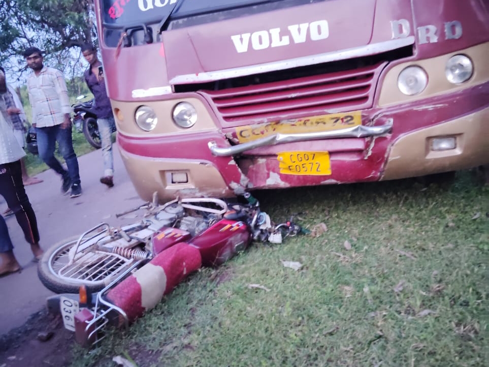Bus Ran High speed bus ran over bike riders | तेज रफ्तार यात्री बस ने बाइक ...