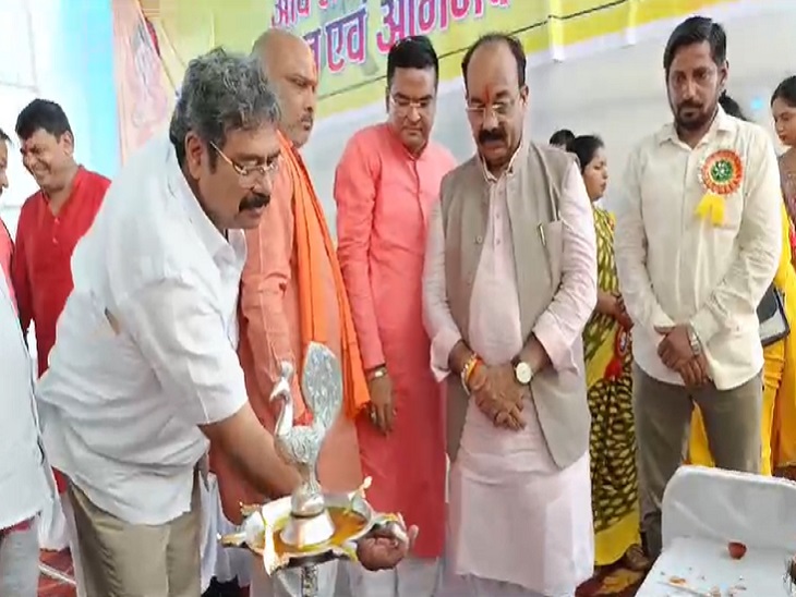दीप प्रज्जवलित करते उप मुख्यमंत्री अरुण साव व अन्य अतिथि