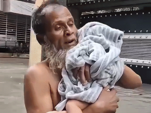 बांग्लादेश में बाढ़ की वजह से अब तक 71 लोगों की मौत हुई है। - Dainik Bhaskar