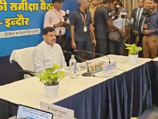बैठक में सीएम के साथ मंत्री विजयवर्गीय, सिलावट, महापौर भार्गव, सांसद लालवानी भी मौजूद रहे।