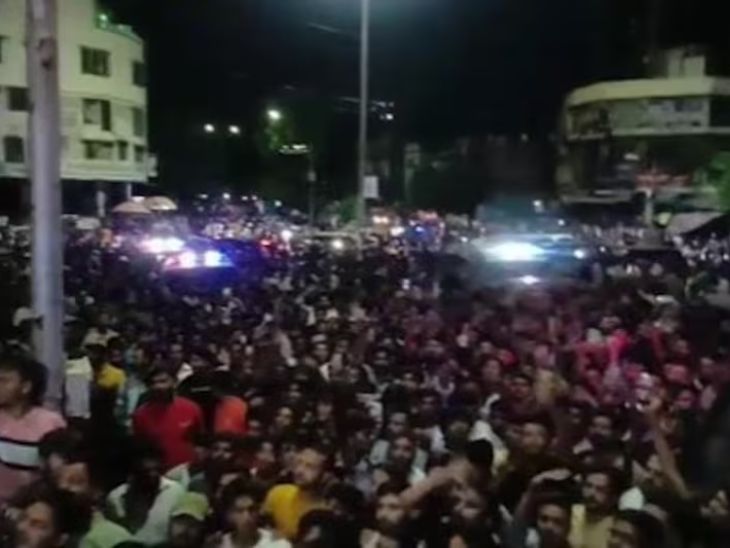 सैयदपुरा पुलिस थाने के बाहर हजारों लोग पथराव की घटना के विरोध में इकट्ठा हुए हैं। - Dainik Bhaskar