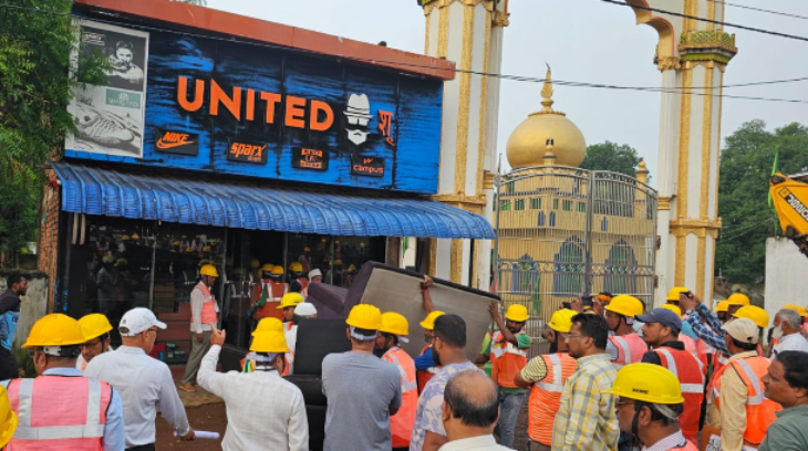 दुकानें तोड़ने से पहले निगम की टीम ने उसे खाली कराया और सामान बाहर रखवा दिया।