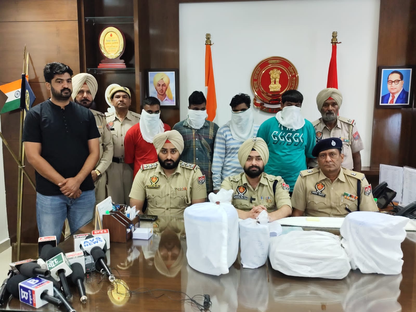 Amritsar police drug and weapon smugglers arrested | अमृतसर पुलिस ने ...