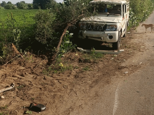 कैंपर गाड़ी को ग्रामीणों ने सीधा किया। हादसे के बाद कुछ देर तक सड़क मार्ग भी जाम रहा।