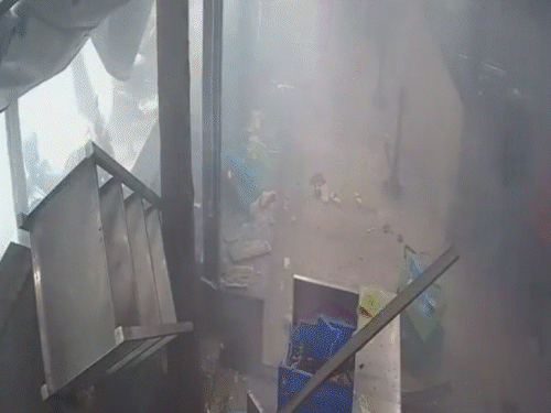 बेंगलुरु के रामेश्वरम कैफे ब्लास्ट का ये दूसरा वीडियो है। इसमें दोपहर 1 बजे के करीब जब लोग खाना खा रहे थे, तब अचानक बम ब्लास्ट हुआ।