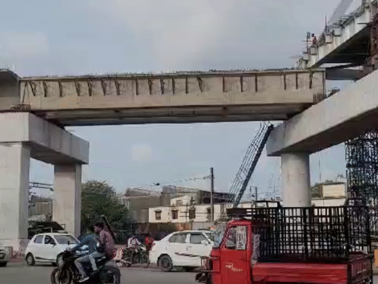 हबीबगंज नाके पर स्टील ब्रिज और पिलर के बीच गर्डर की लॉन्चिंग की गई है।