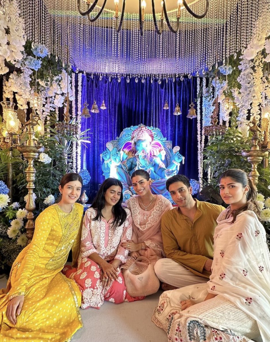 This photo of Khushi and Vedang is viral on social media.