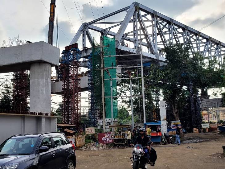 दूसरे स्टील ब्रिज को लेकर भी डीआरएम ऑफिस तिराहे पर तेजी से काम चल रहा है। सितंबर में ही यह ब्रिज भी बिछाया जाएगा।