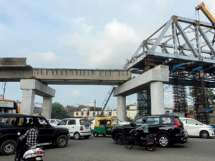 हबीबगंज नाके पर पिलर के ऊपर रखे गए गर्डर।