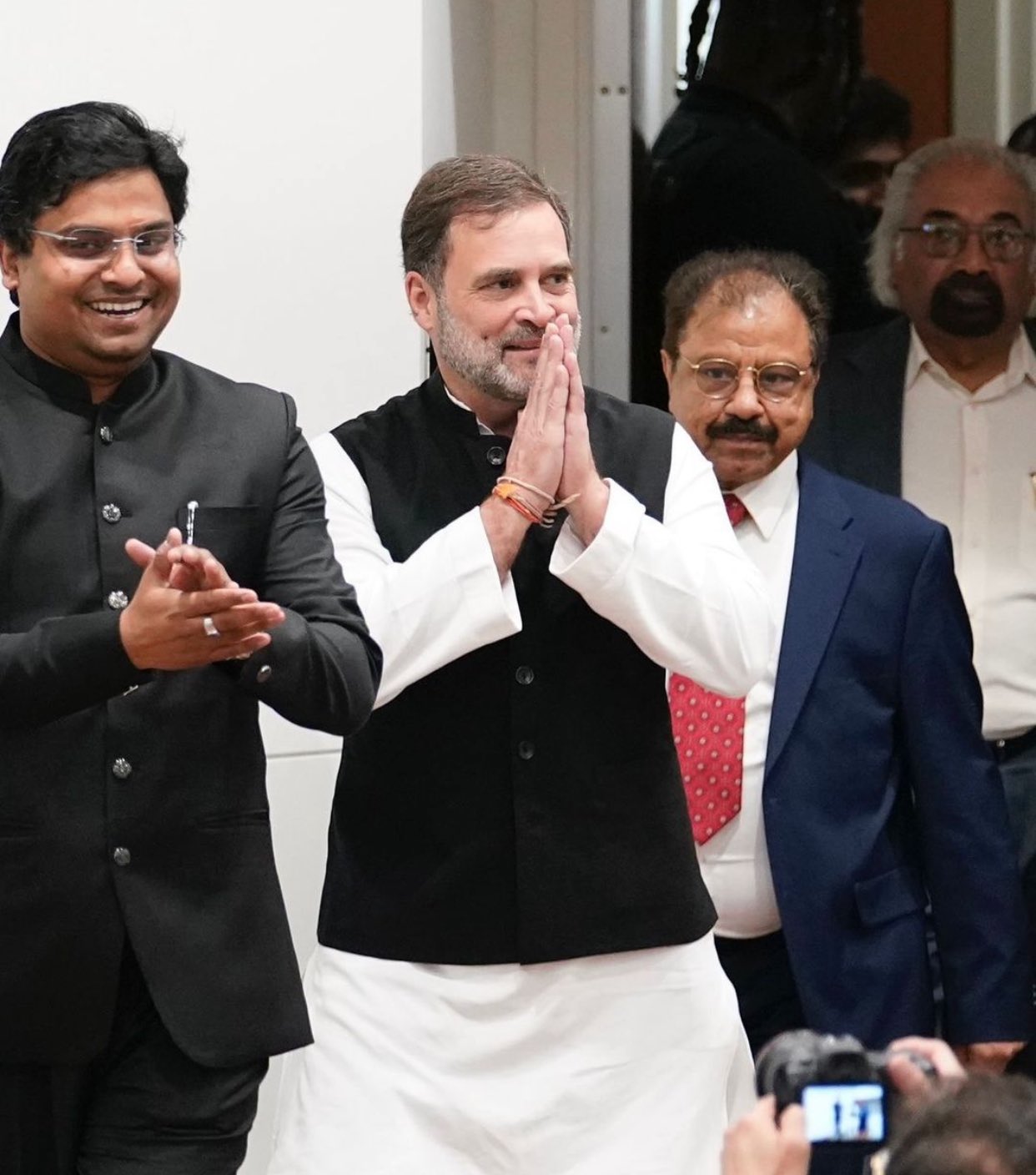 यूनिवर्सिटी ऑफ टेक्सास में हुए कार्यक्रम में राहुल गांधी के साथ इंडियन ओवरसीज कांग्रेस के अध्यक्ष सैम पित्रोदा भी पहुंचे।