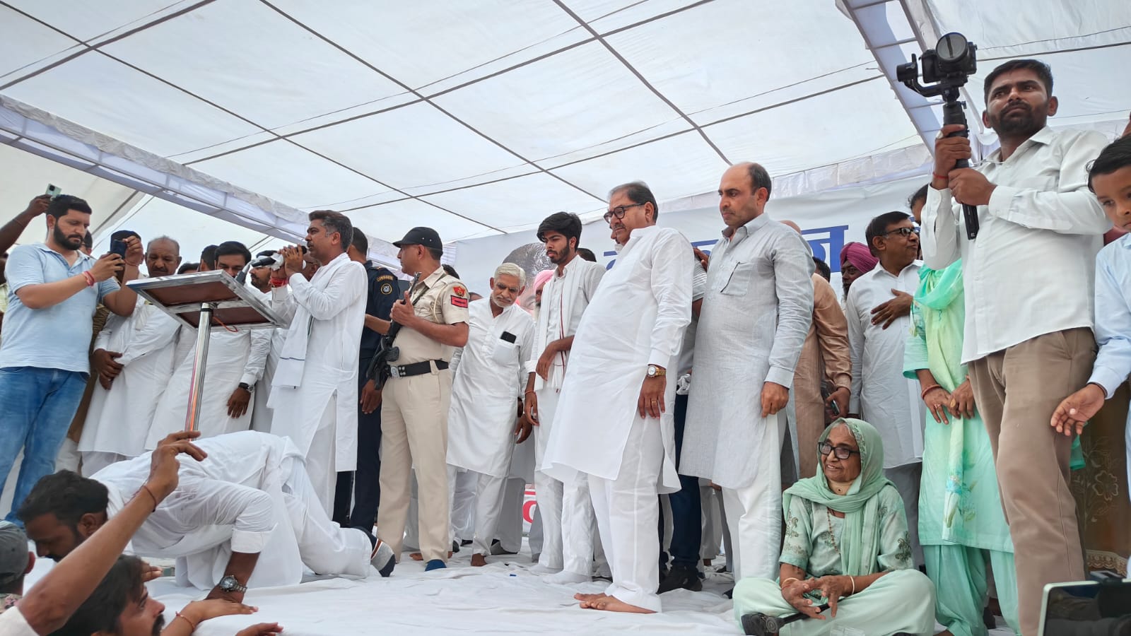 आदित्य चौटाला की जनसभा में पहुंचे थे अभय सिंह चौटाला।