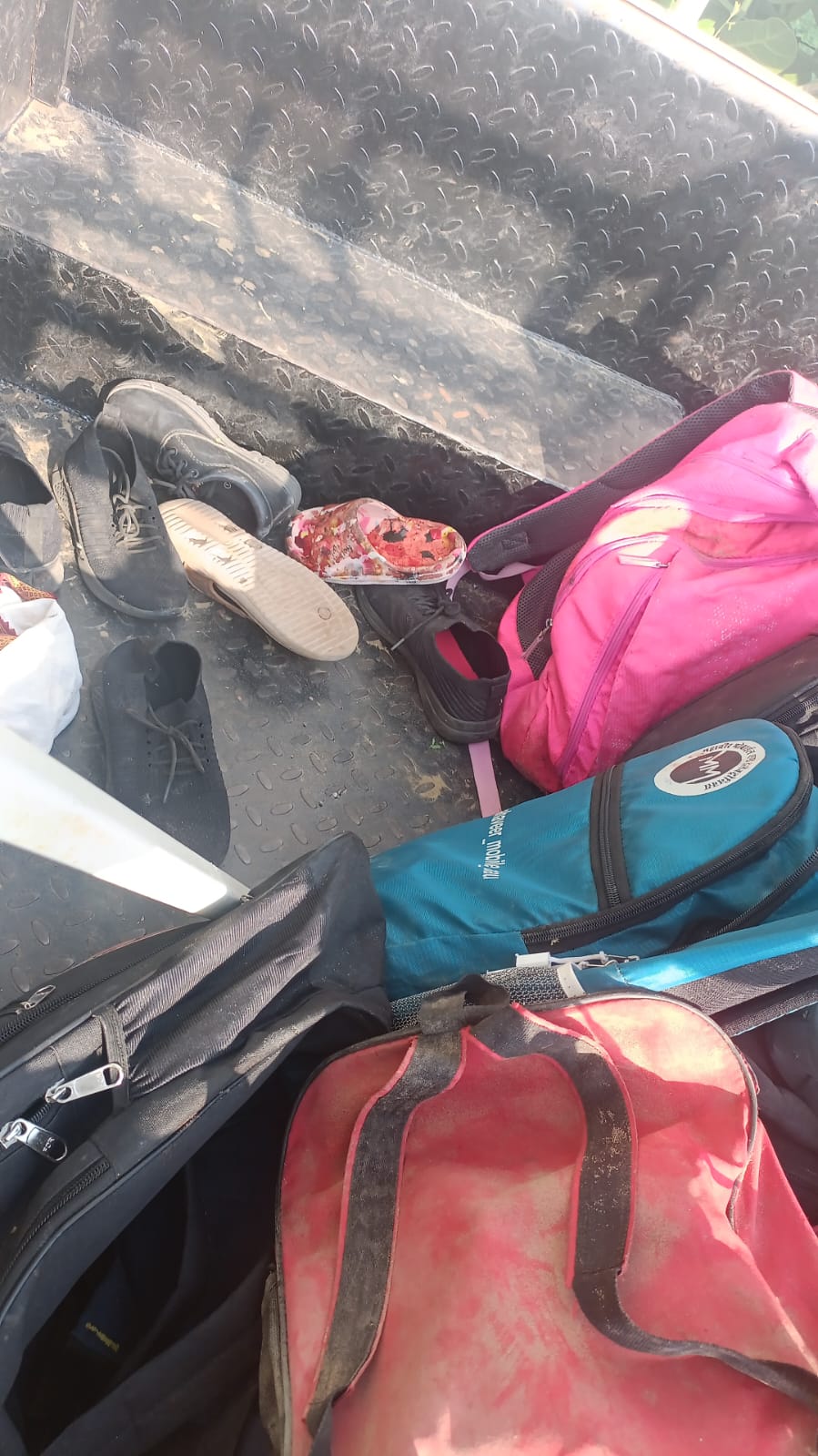 घटनास्थल पर बच्चों के स्कूल बैग पर बिखर गए। बदहवास स्थिति में घायलों को हॉस्पिटल ले जाया गया।