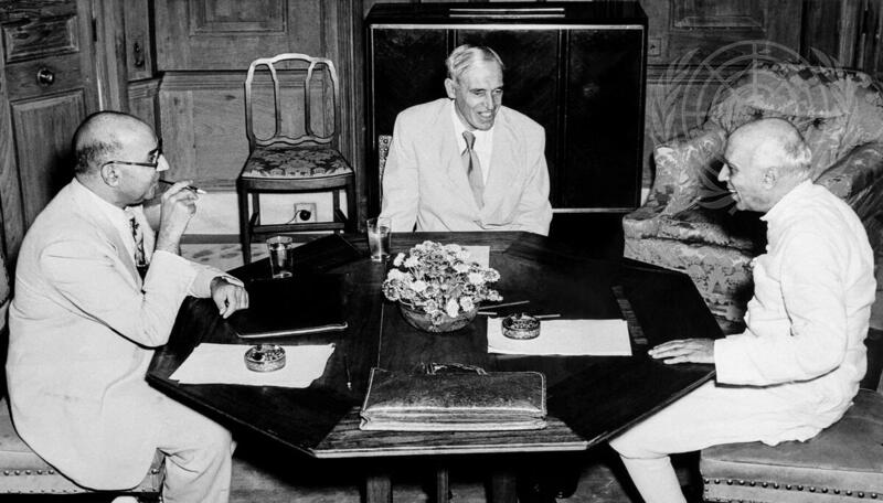 कश्मीर पर संयुक्त राष्ट्र के मध्यस्थ सर ओवेन डिक्सन के साथ भारत के प्रधानमंत्री जवाहर लाल नेहरू और पाकिस्तान के प्रधानमंत्री लियाकत अली खान। ये तस्वीर 20 जुलाई 1950 को नई दिल्ली के गवर्नमेंट हाउस की है।