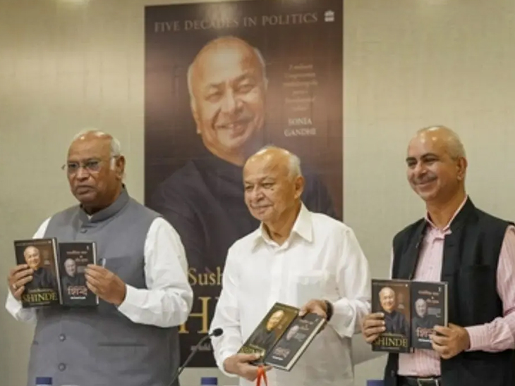 सुशील कुमार शिंदे महाराष्ट्र के मुख्यमंत्री बनने वाले पहले दलित नेता हैं।
