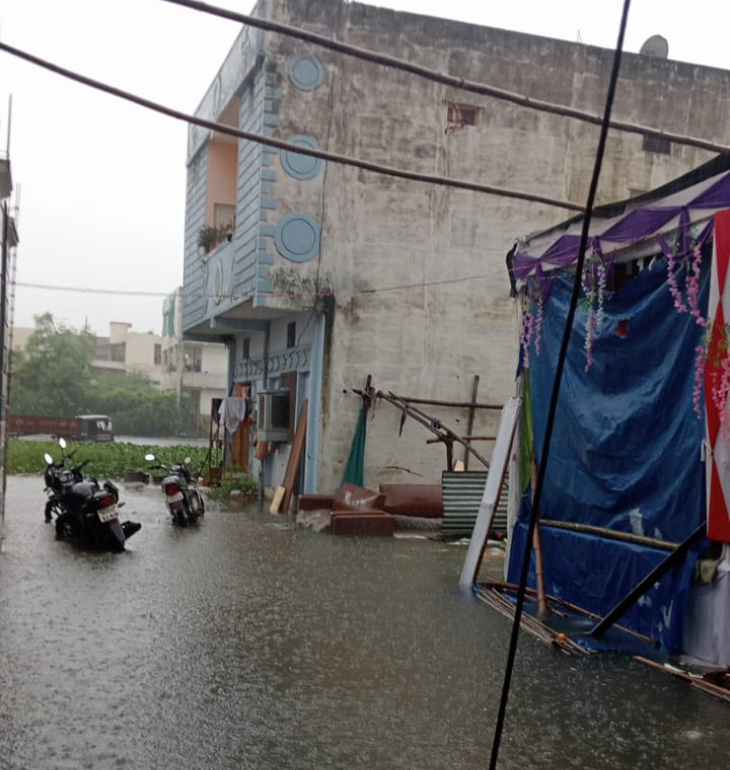 रायपुर में हो रही मूसलाधार बारिश के चलते कई इलाके जलमग्न हो गए हैं। प्रोफेसर कॉलोनी में पानी लोगों के घरों में घुस गया है।