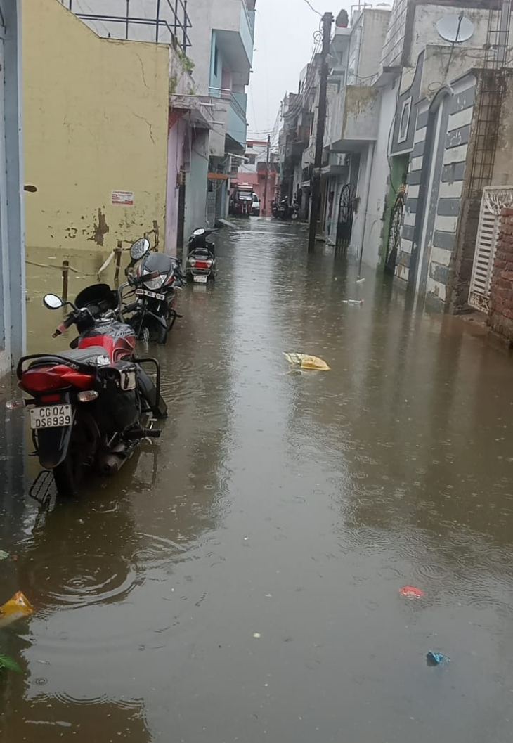 रायपुर में लोग रात भर से परेशान हो रहे हैं। लोगों का कहना है कि अब तक मदद के लिए नगर निगम प्रशासन की ओर से कोई पहुंचा है।