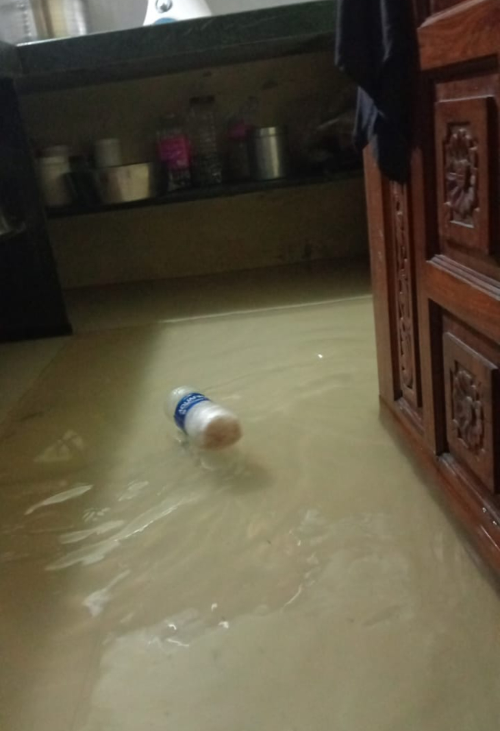 रायपुर के कई इलाकों में बारिश के चलते पानी लोगों के घरों के अंदर भर गया है।