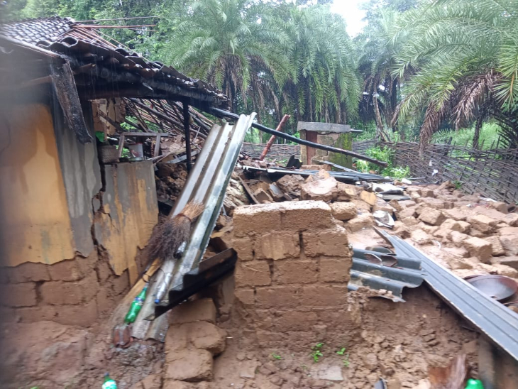 सुकमा के चिंतलनार में लगातार हो रही बारिश के कारण दर्जनभर से अधिक मकान ढह गए हैं।