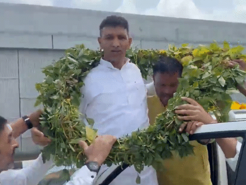 कांग्रेस प्रदेश अध्यक्ष जीतू पटवारी मंदसौर जिले में सोयाबीन उत्पादक किसानों के साथ जनसभा को संबोधित करने पहुंचे। कांग्रेस नेताओं ने उन्हें सोयाबीन के पौधों की माला पहनाई।