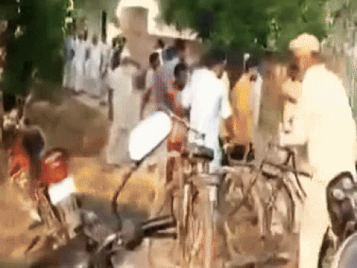 घटना की जानकारी मिलने के बाद एकत्रित हुए गांववासी।