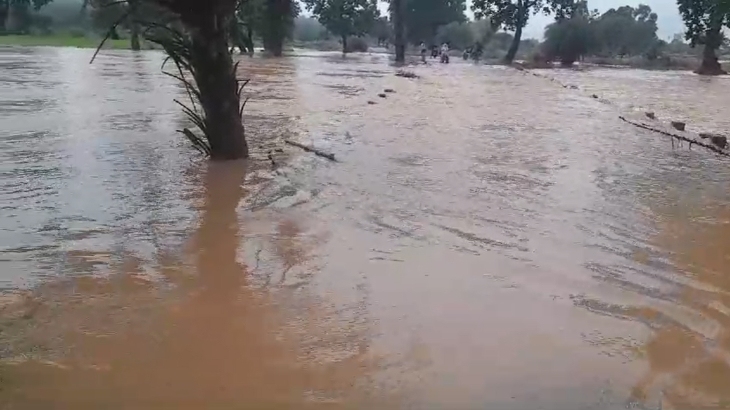 कांकेर शहर के बीच से गुजरने वाली दूध नदी उफान पर है। अंदरूनी इलाकों में नदी का जलस्तर बढ़ने से जिला मुख्यालय से संपर्क टूट गया है।