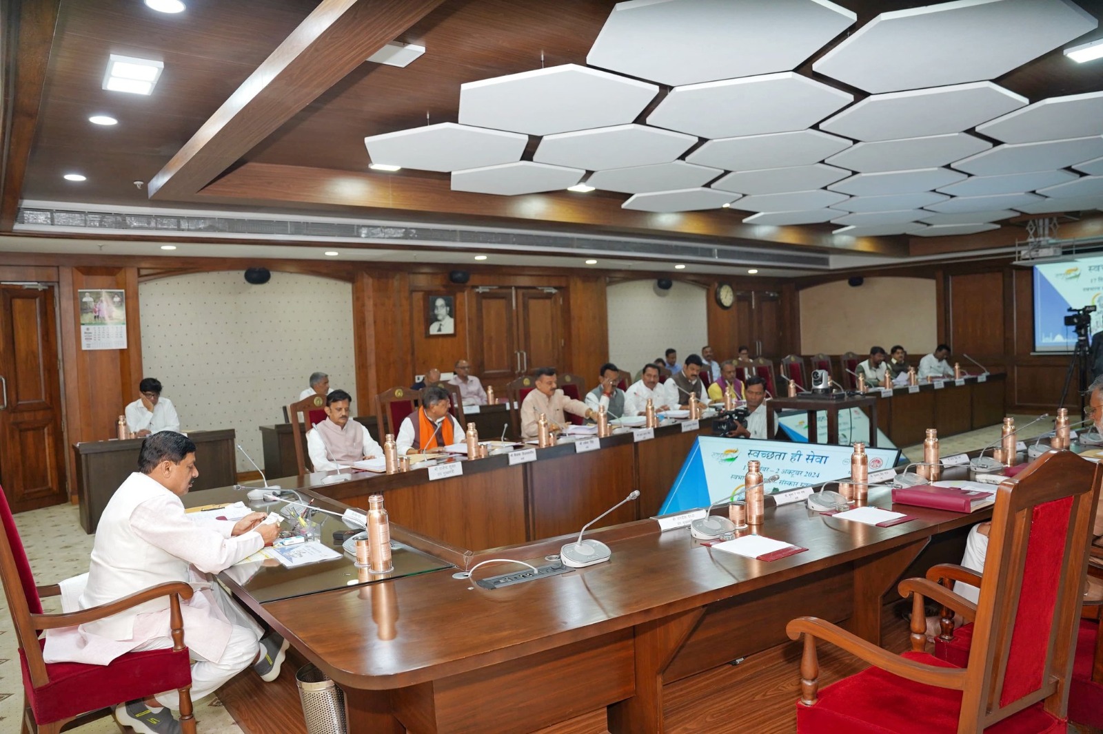 कैबिनेट बैठक में कई महत्वपूर्ण निर्णय लिए गए।