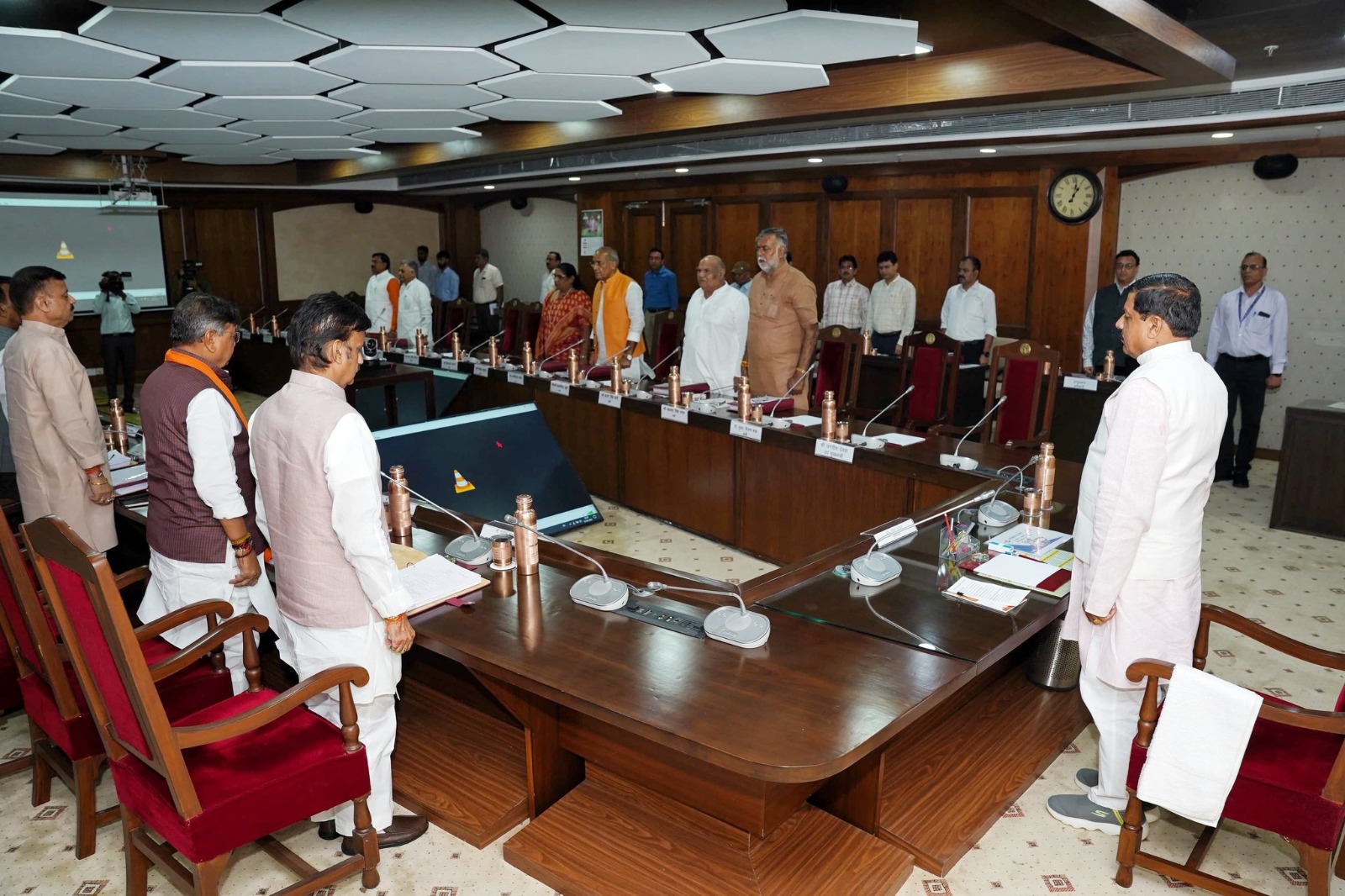 राष्ट्रीय गीत वंदे मातरम् के गायन के साथ कैबिनेट बैठक प्रारंभ हुई।