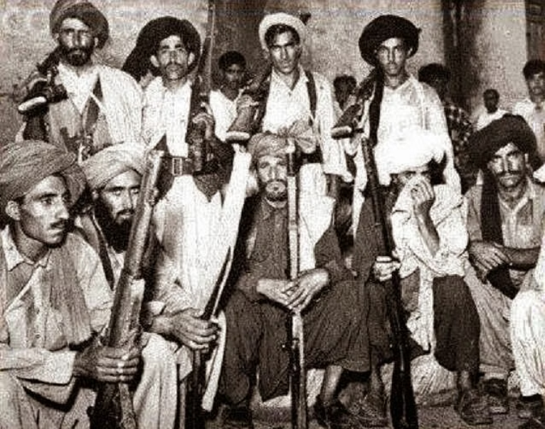 कश्मीर पर हमला करने वाले कबायलियों का एक दस्ता। उनकी मंशा कश्मीर पर कब्जा कर उसे पाकिस्तान में मिलाने की थी।