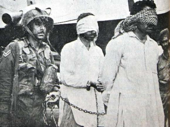 अगस्त 1965 में सीमापार कर आए स्थानीय कश्मीरियों के वेश में पाकिस्तानी अधिकारी, कैप्टन मोहम्मद सज्जाद और कैप्टन गुलाम हुसैन को गिरफ्तार कर ले जाते भारतीय सेना के जवान।