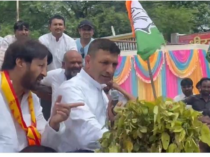 PCC चीफ जीतू पटवारी ने मंदसौर जिले के एक गांव में किसानों को संबोधित किया। तहसीलदार को ज्ञापन के बजाए सोयाबीन के पौधे दिए।