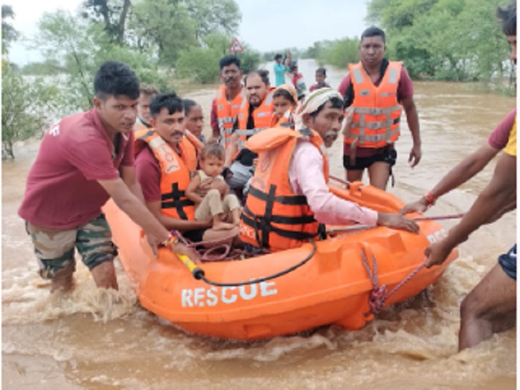 महिला बच्चे पुरुष सभी फंसे