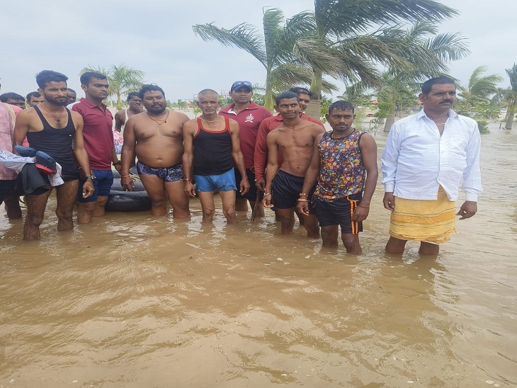 कन्हा रिजॉर्ट से चार को बचाया गया