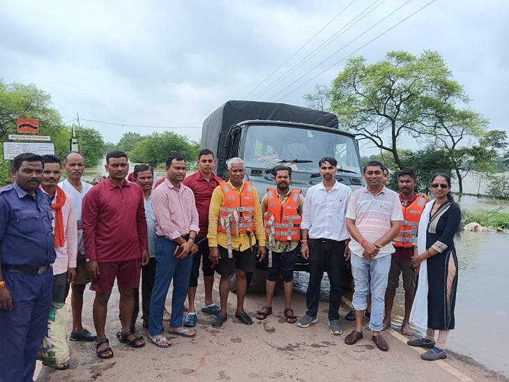बाढ़ में फंसे लोगों को बचाकर पहुंचाया सुरक्षित जगह मौजूद अधिकारी