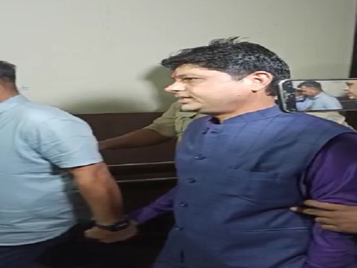 कारोबारी सूर्यकांत तिवारी को लेकर जाते एसीबी के अफसर।